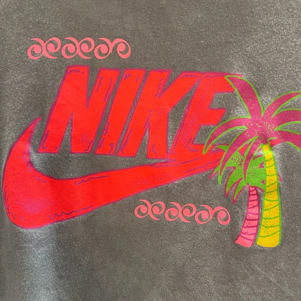 Nike T-Shirt Men's Medium Gray Washed Beach Vibes Palm Tree Graphic Cotton - Picture 2 of 3